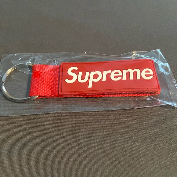 *NWT* Supreme SS23 Webbing Logo Keychain (Red) - Picture 2 of 6